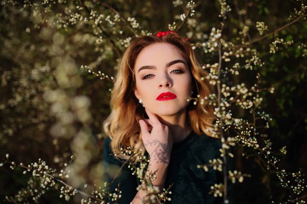 How to Create a Head-Turning Look with a Monotone Suit Set?